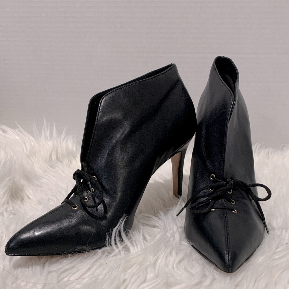 Pour La Victoire Elegant Black Lace-Up Heeled Bootie